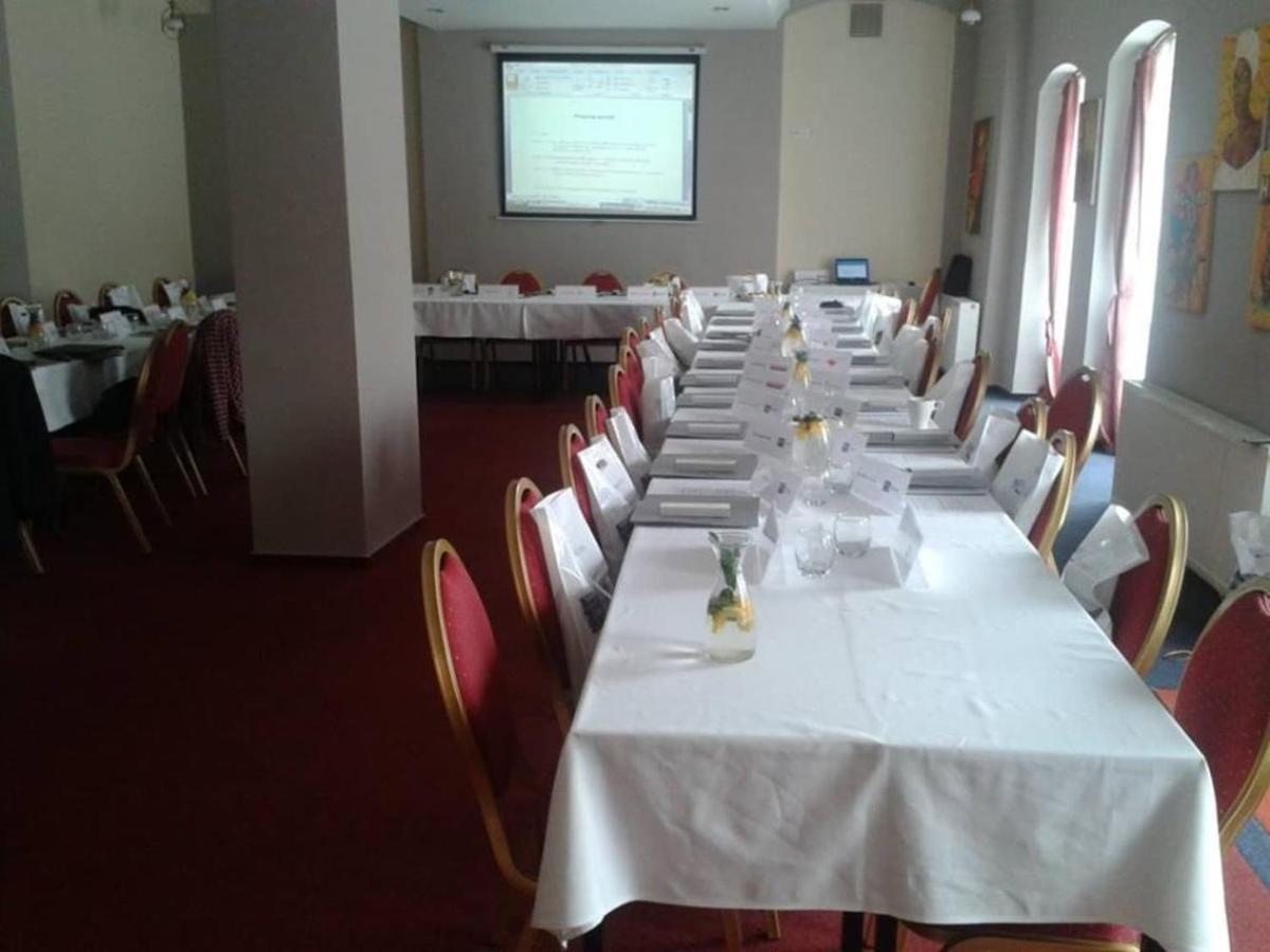 Hotel Cerny Orel Zatec Buitenkant foto