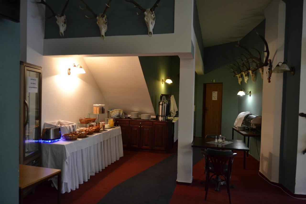 Hotel Cerny Orel Zatec Buitenkant foto