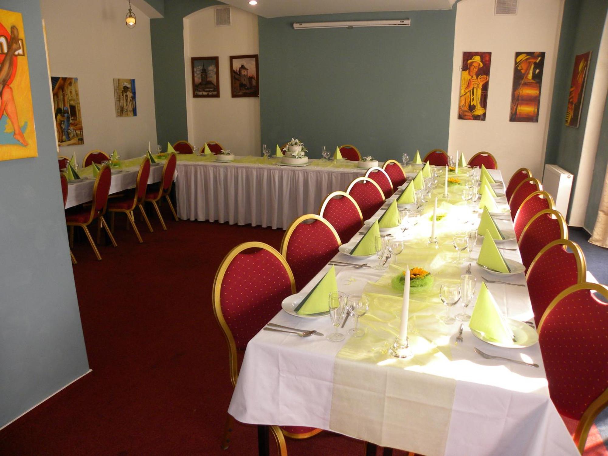 Hotel Cerny Orel Zatec Buitenkant foto