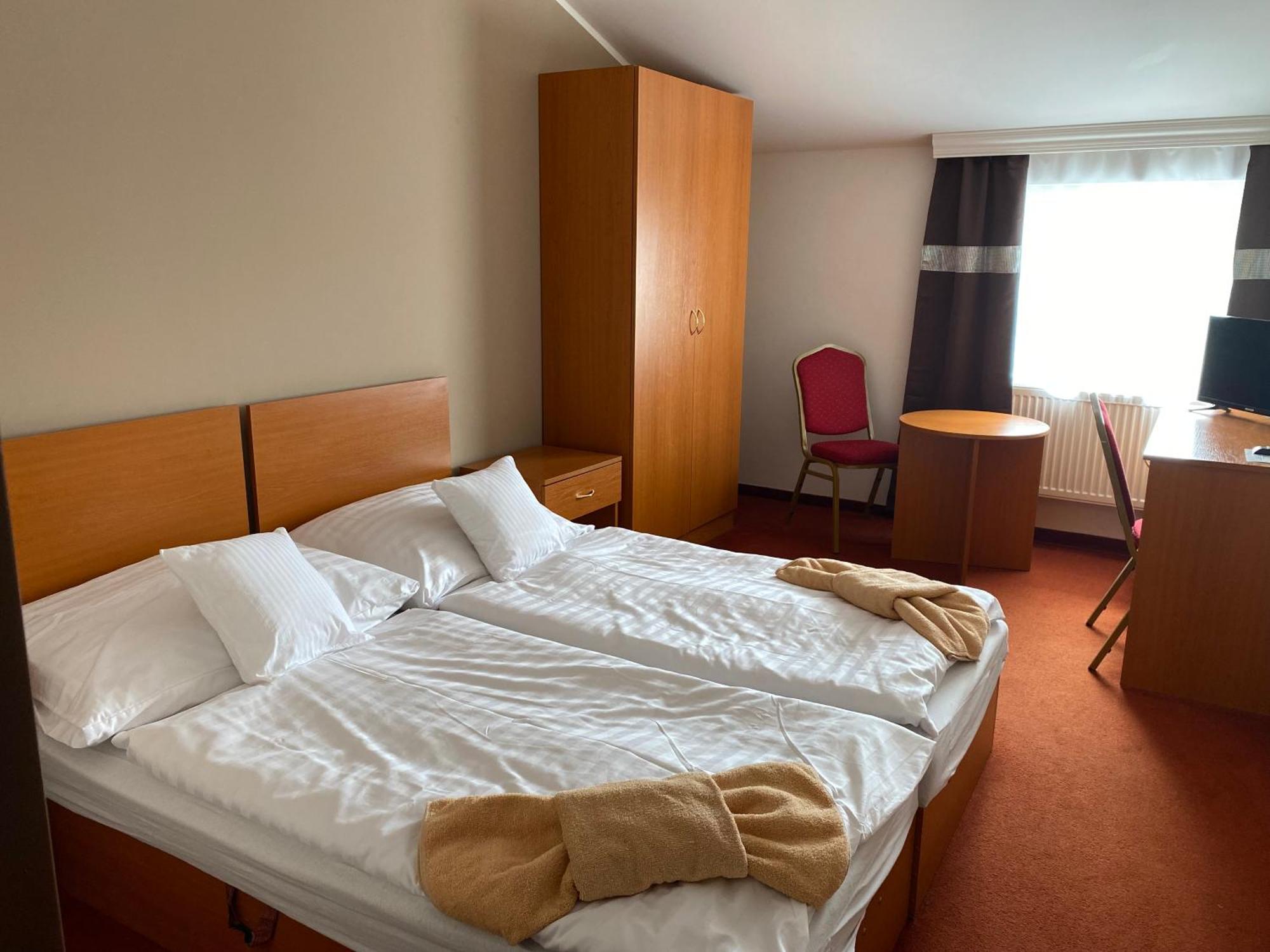 Hotel Cerny Orel Zatec Buitenkant foto